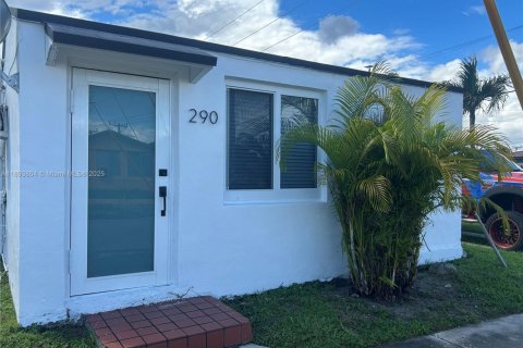 Villa ou maison à louer à Miami, Floride: 1 chambre, 46.45 m2 № 1945627 - photo 1