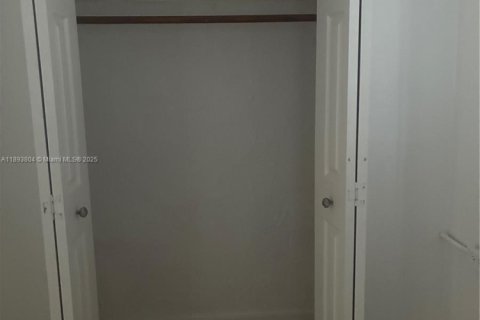 Villa ou maison à louer à Miami, Floride: 1 chambre, 46.45 m2 № 1945627 - photo 8