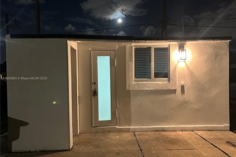 Villa ou maison à louer à Miami, Floride: 1 chambre, 46.45 m2 № 1945627 - photo 11