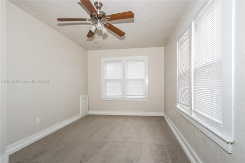 Casa en alquiler en West Palm Beach, Florida, 3 dormitorios, 129.41 m2 № 1887756 - foto 8