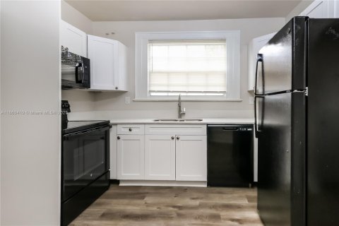 Casa en alquiler en West Palm Beach, Florida, 3 dormitorios, 129.41 m2 № 1887756 - foto 7