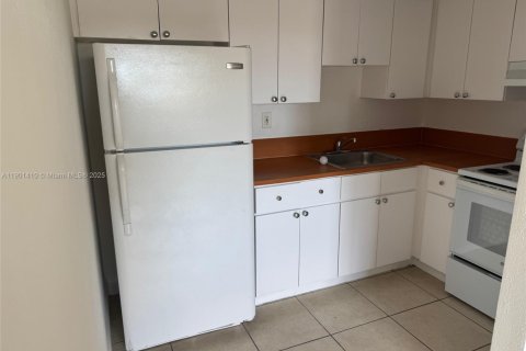 Снять в аренду кондоминиум в Суитуотер, Флорида 2 спальни, 72м2, № 1951702 - фото 3