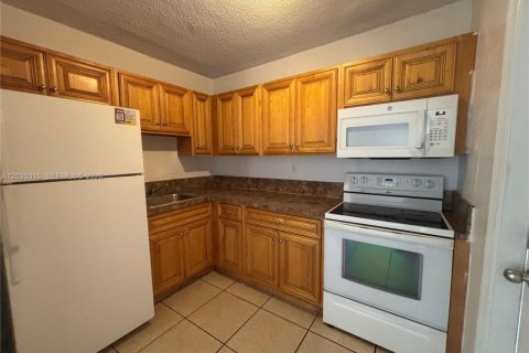 Appartement à louer à Miami, Floride: 2 chambres, 75.25 m2 № 2084224 - photo 1
