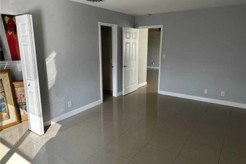 Снять в аренду квартиру в Помпано-Бич, Флорида 3 комнаты, 104.14м2, № 2083887 - фото 25