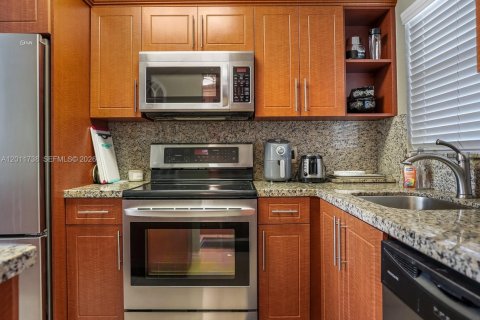 Condo in Sunrise, Florida, 2 bedrooms  № 2074903 - photo 15