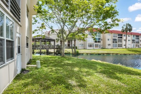 Condo in Sunrise, Florida, 2 bedrooms  № 2074903 - photo 29