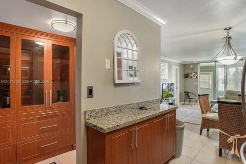 Condo in Sunrise, Florida, 2 bedrooms  № 2074903 - photo 11