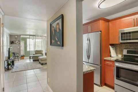 Condo in Sunrise, Florida, 2 bedrooms  № 2074903 - photo 12