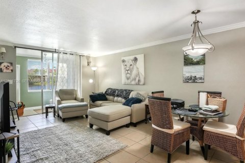 Condo in Sunrise, Florida, 2 bedrooms  № 2074903 - photo 2