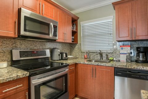 Condo in Sunrise, Florida, 2 bedrooms  № 2074903 - photo 14