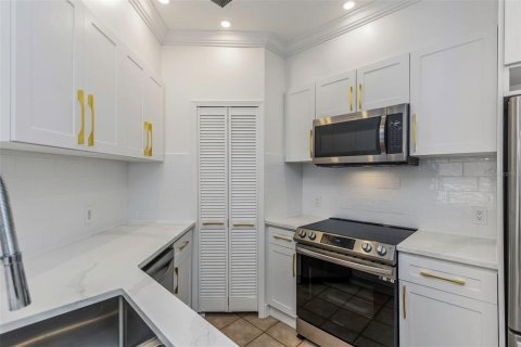 Condo in Palm Harbor, Florida, 2 bedrooms № 2201030 - photo 9