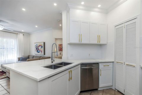 Condo in Palm Harbor, Florida, 2 bedrooms № 2201030 - photo 6