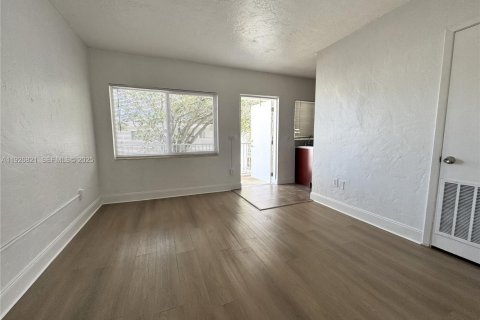 Appartement à louer à Miami Springs, Floride: 1 chambre, 622.07 m2 № 1986106 - photo 2