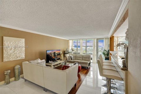 Condo in Sunny Isles Beach, Florida, 2 bedrooms  № 1832310 - photo 23
