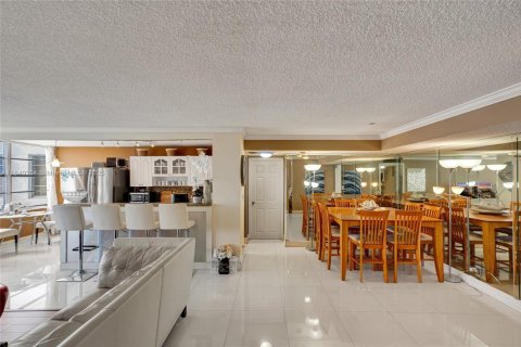 Condo in Sunny Isles Beach, Florida, 2 bedrooms  № 1832310 - photo 29