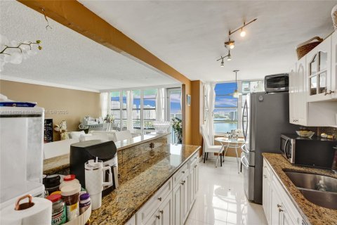 Condo in Sunny Isles Beach, Florida, 2 bedrooms  № 1832310 - photo 28