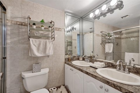 Condo in Sunny Isles Beach, Florida, 2 bedrooms  № 1832310 - photo 19