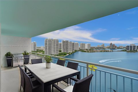 Condo in Sunny Isles Beach, Florida, 2 bedrooms  № 1832310 - photo 15
