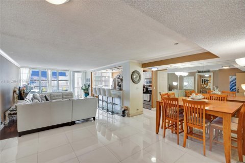 Condo in Sunny Isles Beach, Florida, 2 bedrooms  № 1832310 - photo 22
