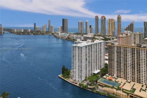 Condo in Sunny Isles Beach, Florida, 2 bedrooms  № 1832310 - photo 7