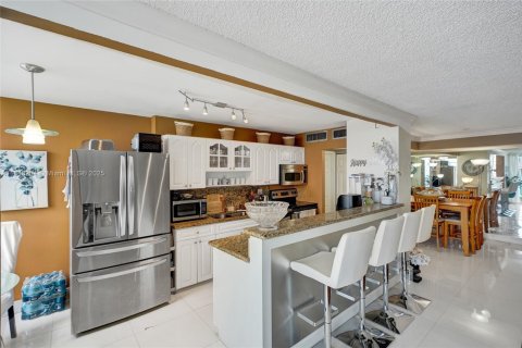 Condo in Sunny Isles Beach, Florida, 2 bedrooms  № 1832310 - photo 26