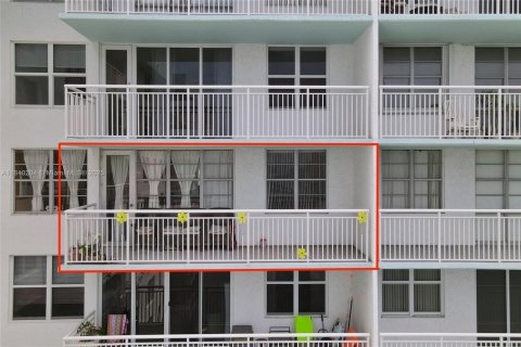 Condo in Sunny Isles Beach, Florida, 2 bedrooms  № 1832310 - photo 3