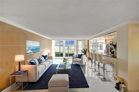 Condo in Sunny Isles Beach, Florida, 2 bedrooms  № 1832310 - photo 12