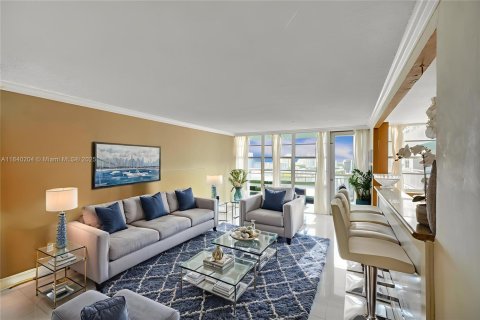 Condo in Sunny Isles Beach, Florida, 2 bedrooms  № 1832310 - photo 11