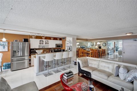 Condo in Sunny Isles Beach, Florida, 2 bedrooms  № 1832310 - photo 24