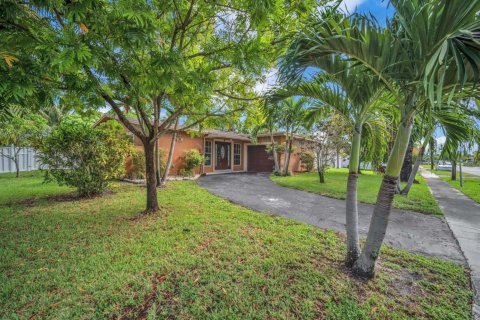 Villa ou maison à louer à Sunrise, Floride: 3 chambres, 145.3 m2 № 2411799 - photo 2
