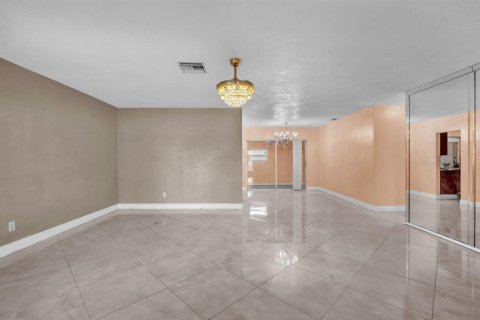 Villa ou maison à louer à Sunrise, Floride: 3 chambres, 145.3 m2 № 2411799 - photo 5