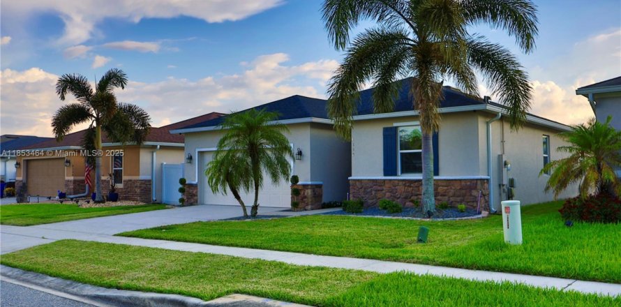 House in Saint Cloud, Florida 4 bedrooms, 158.58 sq.m. № 1871845