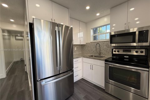 House in Miami, Florida 2 bedrooms, 69.68 sq.m. № 1952480 - photo 1