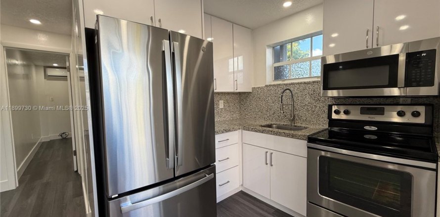 House in Miami, Florida 2 bedrooms, 69.68 sq.m. № 1952480