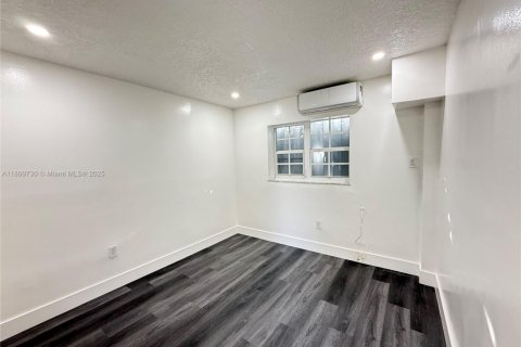House in Miami, Florida 2 bedrooms, 69.68 sq.m. № 1952480 - photo 7