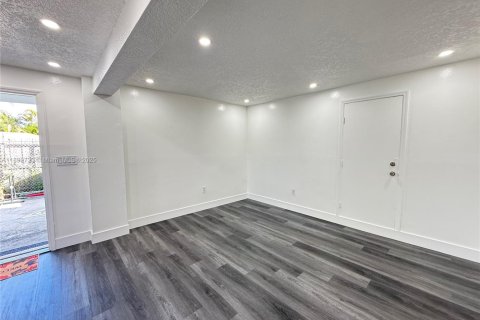 House in Miami, Florida 2 bedrooms, 69.68 sq.m. № 1952480 - photo 6