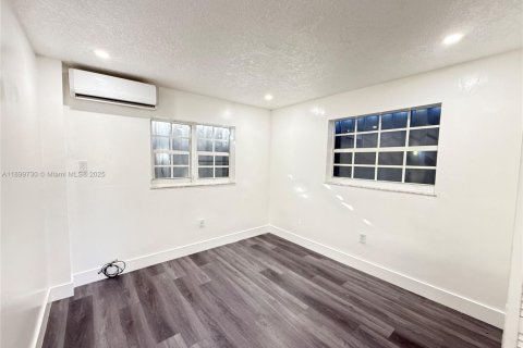 House in Miami, Florida 2 bedrooms, 69.68 sq.m. № 1952480 - photo 4