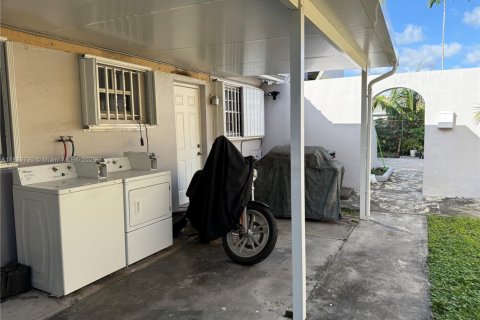 House in Miami, Florida 2 bedrooms, 69.68 sq.m. № 1952480 - photo 11