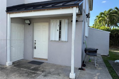 House in Miami, Florida 2 bedrooms, 69.68 sq.m. № 1952480 - photo 12