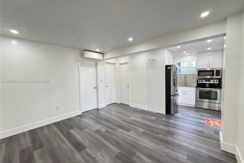 House in Miami, Florida 2 bedrooms, 69.68 sq.m. № 1952480 - photo 9