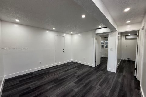 House in Miami, Florida 2 bedrooms, 69.68 sq.m. № 1952480 - photo 2