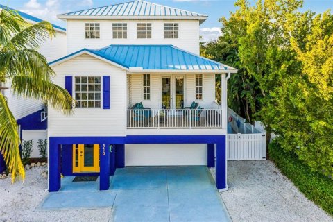 House in Holmes Beach, Florida 3 bedrooms, 211.91 sq.m. № 1643108 - photo 1