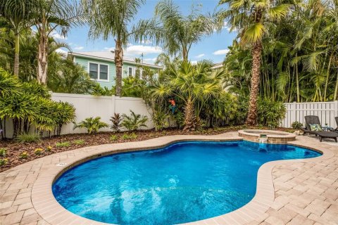 House in Holmes Beach, Florida 3 bedrooms, 211.91 sq.m. № 1643108 - photo 5
