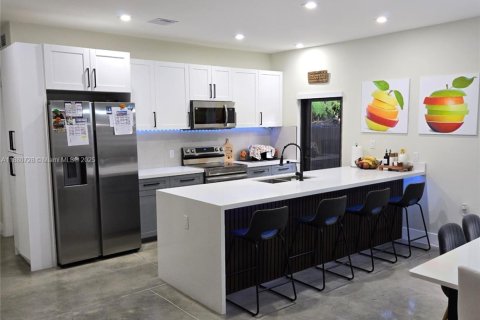 Casa en venta en Miami, Florida, 3 dormitorios, 147.71 m2 № 2021700 - foto 2
