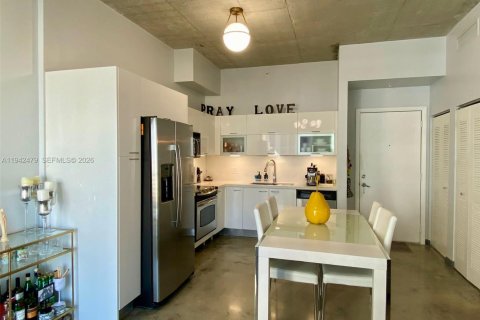 Condo in Miami, Florida, 1 bedroom  № 1999972 - photo 2