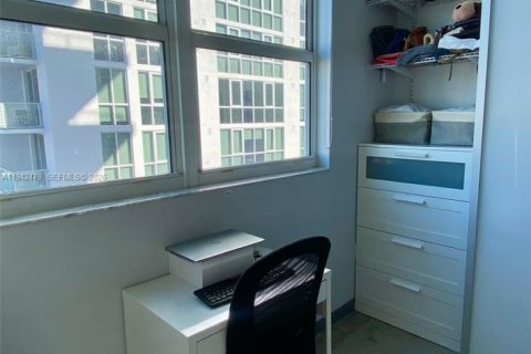 Condo in Miami, Florida, 1 bedroom  № 1999972 - photo 10