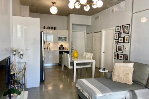 Condo in Miami, Florida, 1 bedroom  № 1999972 - photo 8