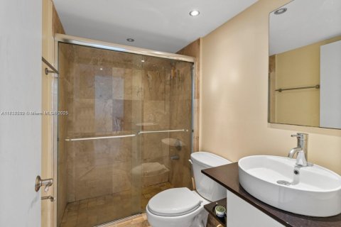 Condo in Miami, Florida, 1 bedroom  № 1823551 - photo 15