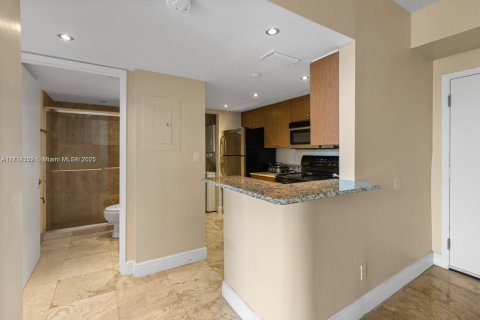 Condo in Miami, Florida, 1 bedroom  № 1823551 - photo 8