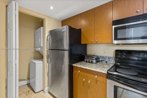Condo in Miami, Florida, 1 bedroom  № 1823551 - photo 12